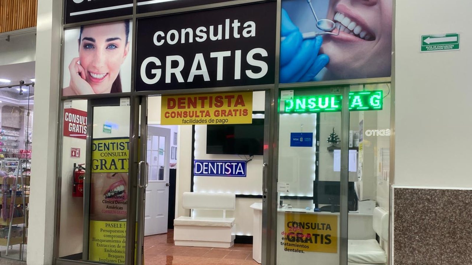 Fachada de Dental América, Local 18, dentro de Plaza Las Américas, Playa del Carmen